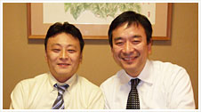写真：右・代表取締役　村井満氏　左・人材開発部長・船本潔氏